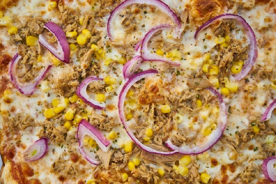 Leckere Türkische Pizza mit onion rings wie beim Döner Imbiss Hakans Bistro Restaurant mit leckeren Döner-Spezialitäten in Wadersloh.